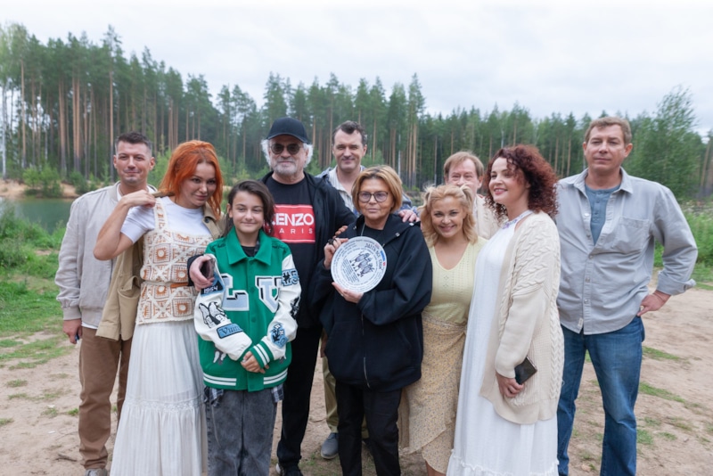 Съемочная группа и актеры сериала «Здесь все свои»