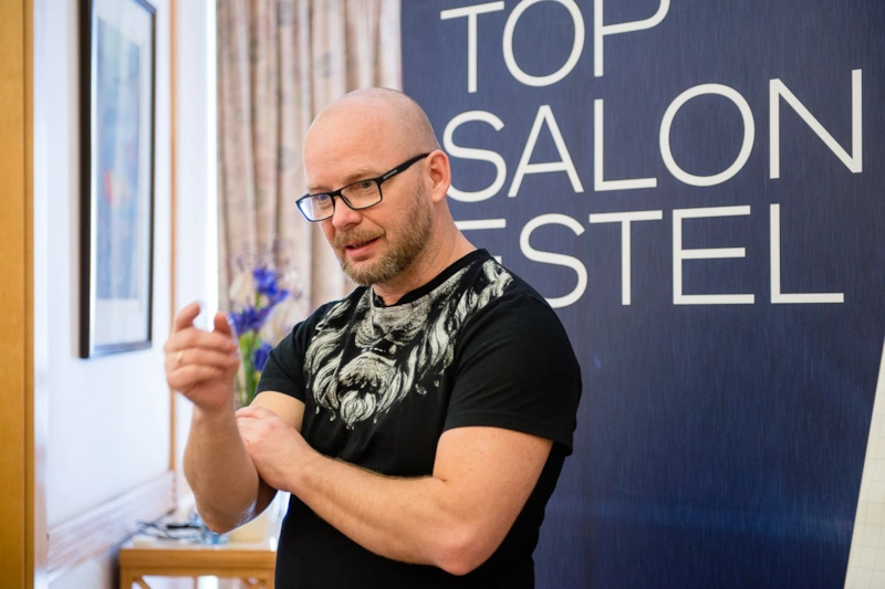 Денис Осипов — парикмахер, петербургский стилист и основатель сети имидж-студий Денис Осипов — парикмахер, петербургский стилист и основатель сети имидж-студий