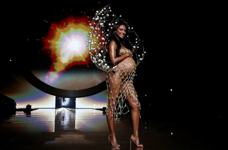 Жасмин Тукс вышла на подиум на девятом месяце Жасмин Тукс вышла на подиум на девятом месяце