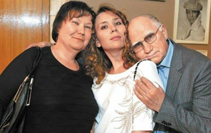 Валерий Баринов с женой Еленой и дочерью Александрой Валерий Баринов с женой Еленой и дочерью Александрой