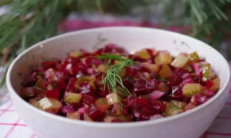 Свекла с огурцами и чесноком: яркая пикантная закуска