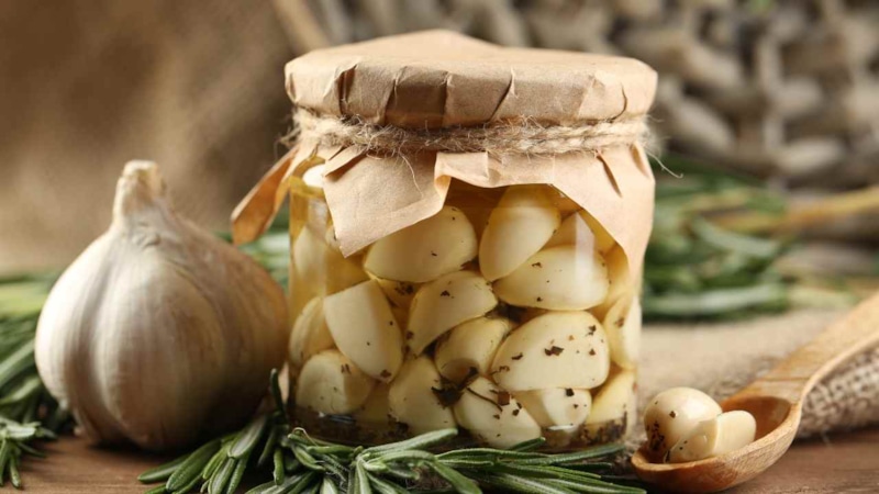 Маринованный чеснок: простой способ