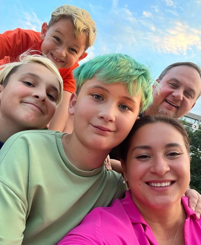 Вика Дмитриева с мужем и детьми