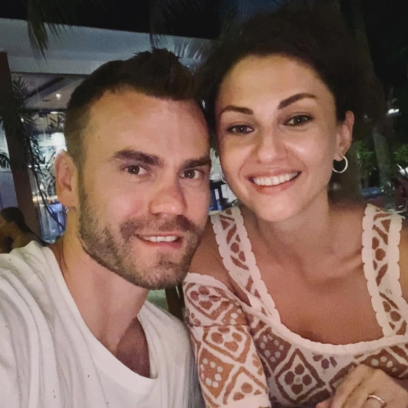 Игорь Акинфеев с женой