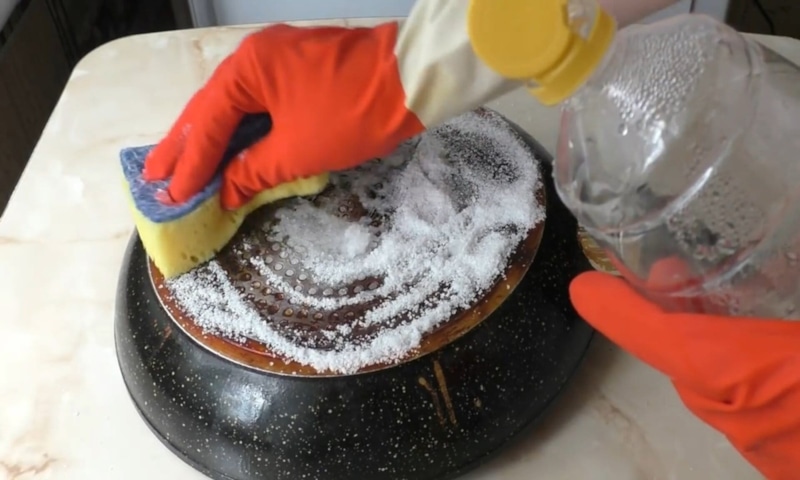 Очистка посуды содой: мягкий метод