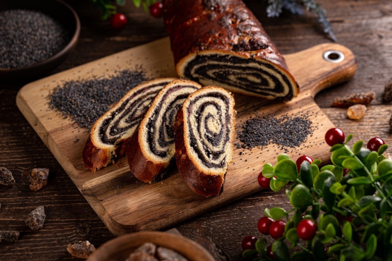 Маковый рулет с клюквой: вкус осени в каждом кусочке