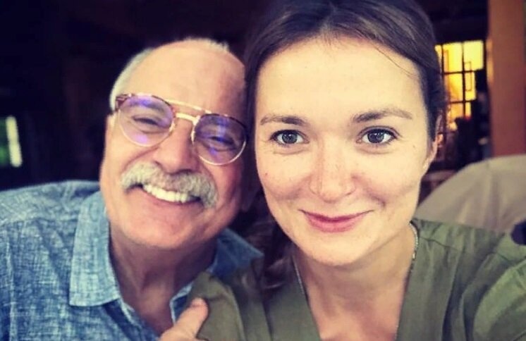 Надежда Михалкова с отцом Никитой Михалковым Надежда Михалкова с отцом Никитой Михалковым