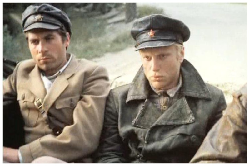 Кадр из фильма «Свой среди чужих, чужой среди своих»