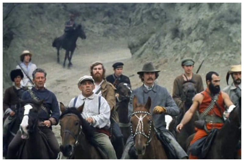 Кадр из фильма «Свой среди чужих, чужой среди своих»