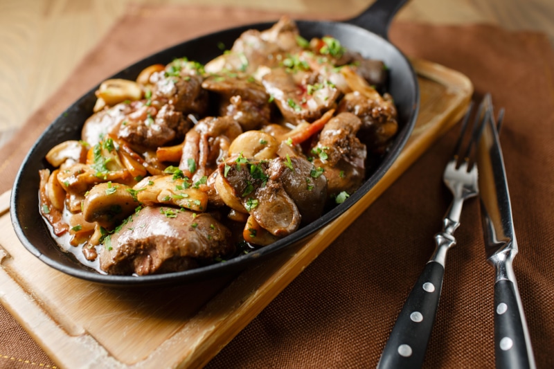 Теплый салат: печень и грибы