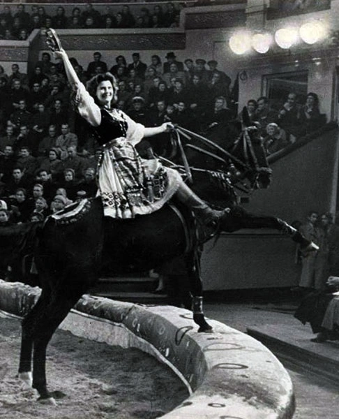 Энгелина Рогальская в молодости