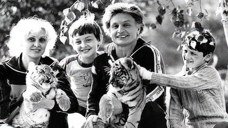 Эдгард и Аскольд Запашные с родителями Эдгард и Аскольд Запашные с родителями