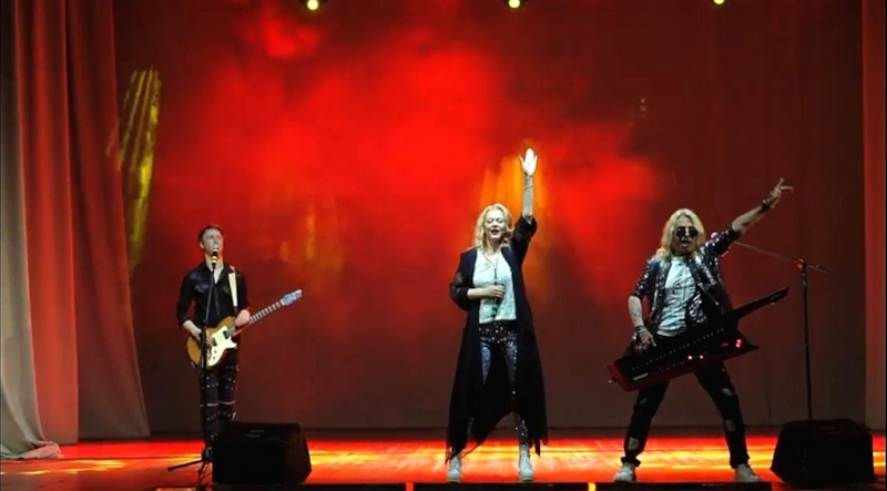 Группа «Каролина» и Ольга Потапова / Фото: ВК