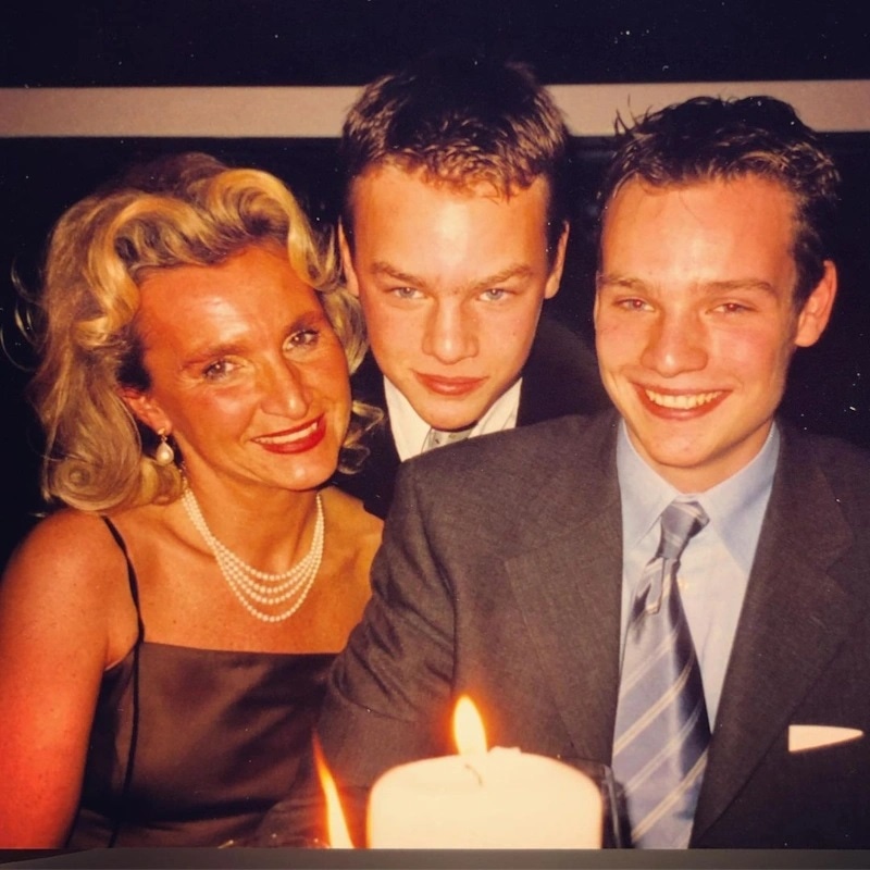 Вольфганг Черни в молодости с мамой и братом