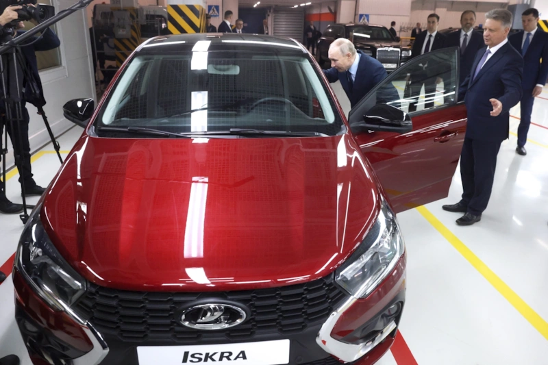 Максим Соколов представил Ладу Искру Владимиру Путину