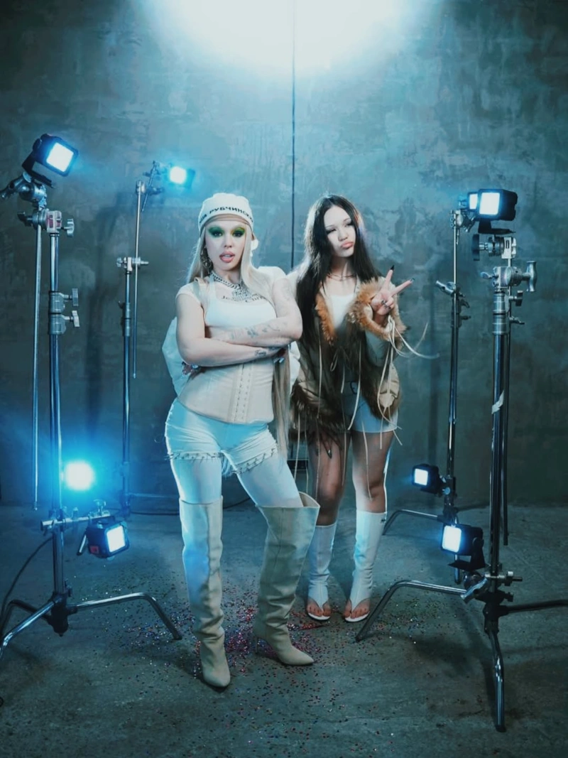 Инстасамка и ее сестра Рита Инстасамка и ее сестра Рита