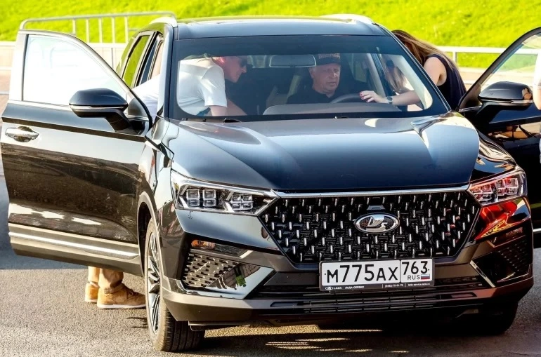 Максим Соколов и автомобиль Xcite X-Cross