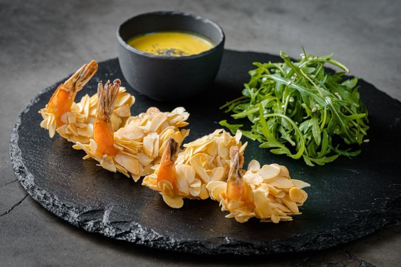 Креветки в миндальных листьях: хрустящая закуска