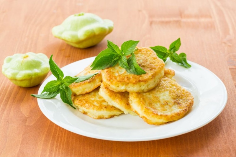 Оладьи из патиссонов: золотистые и пышные