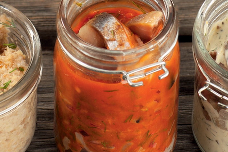 Селедка в томатной заливке: зимний салат