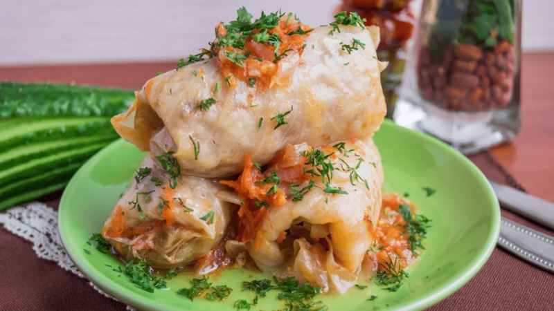 Голубцы с изюминкой: фарш и грецкие орехи