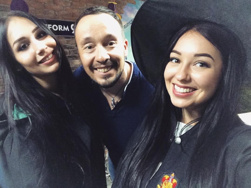 Егор Шереметьев с девушками