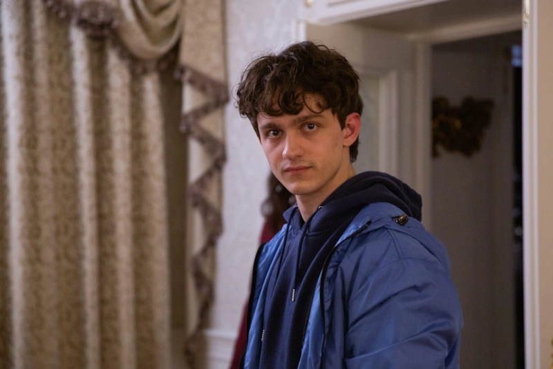 Кадр из сериала «В круге света» 