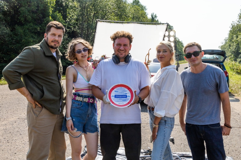 Актеры сериала «Праздники» и режиссер Борис Дергачев