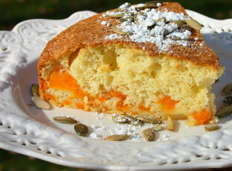 Шарлотка с тыквой: осенний десерт