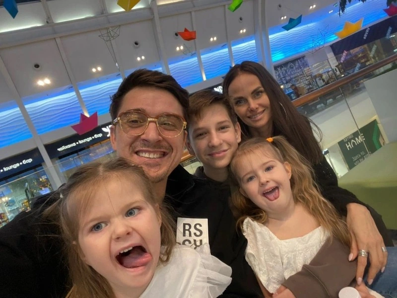 Станислав Бондаренко с женой и детьми