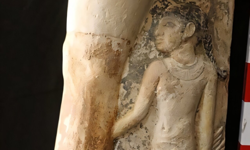 Уникальная находка: египетская статуя с барельефом