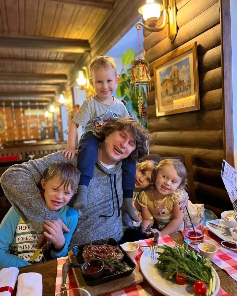 Роман Безматерных с детьми