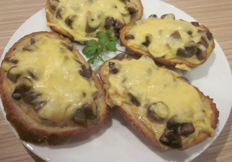 Горячие бутерброды: грибы и сыр