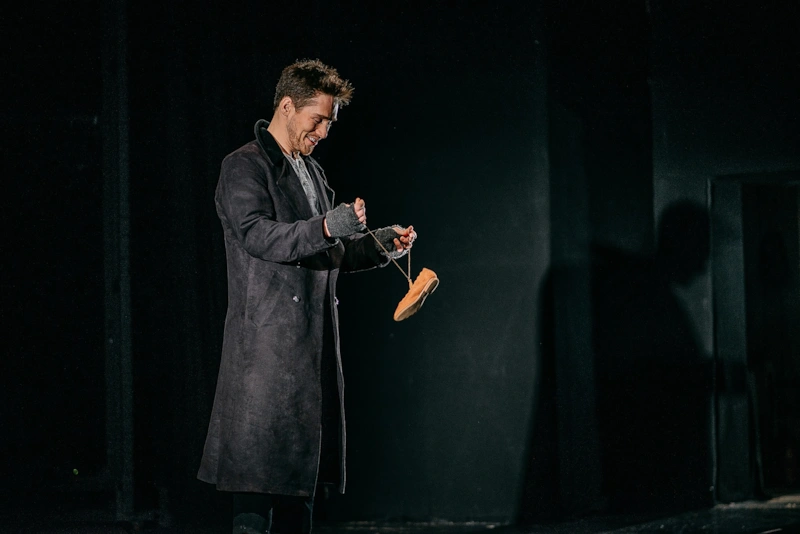 Илья Антоненко в спектакле «Старший сын» Илья Антоненко в спектакле «Старший сын»