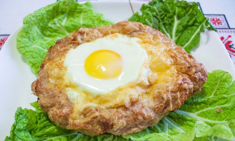 Шницель с яйцом: мясное гнездо