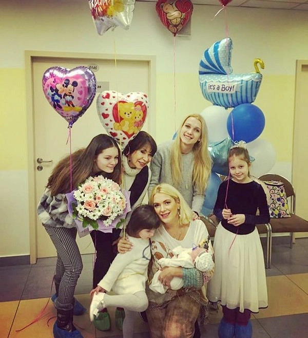 Мария Порошина с детьми