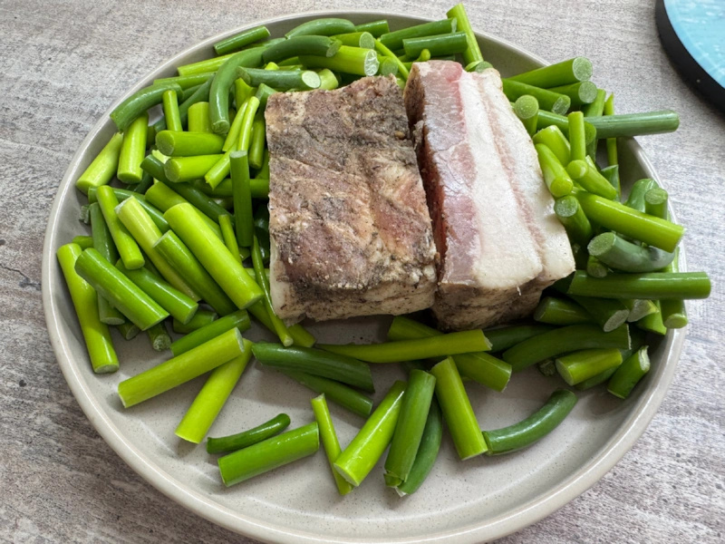 Чесночная намазка: сало и стрелки