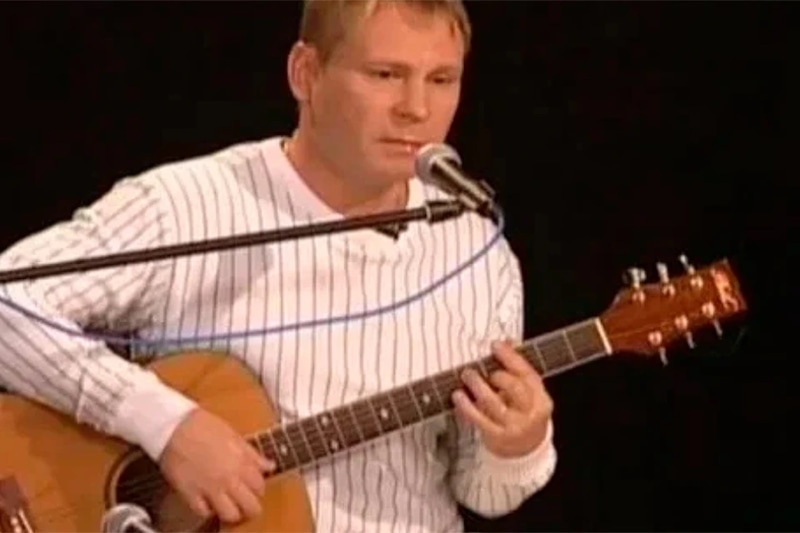 Алексей Степин с гитaрой