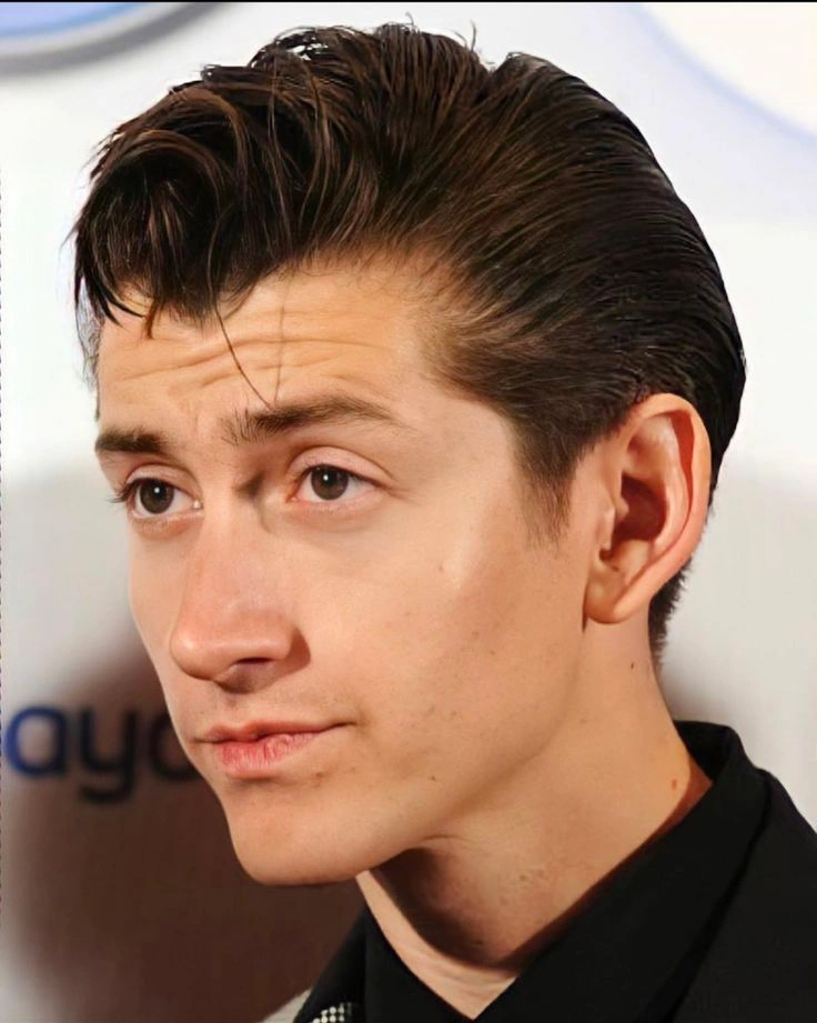 Алекс Тёрнер с челкой «слоновий хобот»