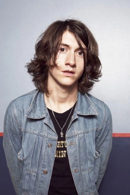 Алекс Тёрнер с длинными волосами