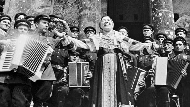 Лидия Русланова у Рейхстага