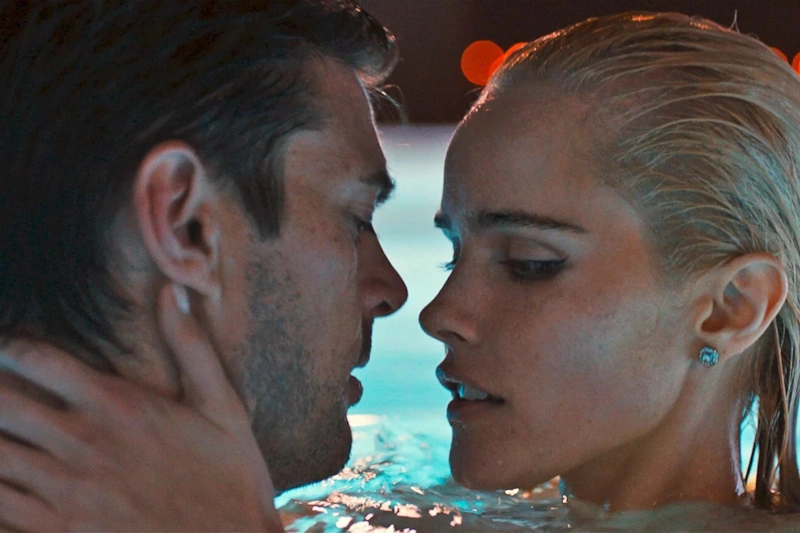 Изабель Лукас и Карл Урбан в фильме «Лофт»