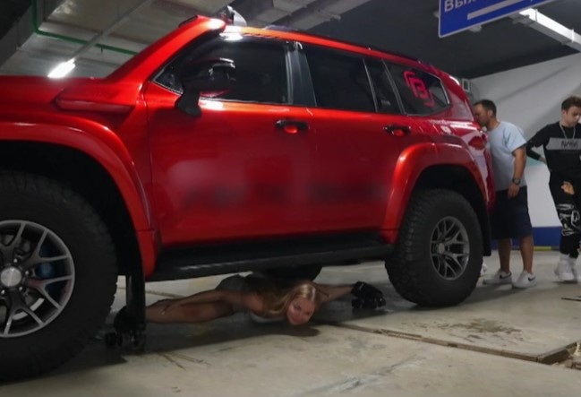 Юля Черника прокатилась на роликовых коньках под машиной