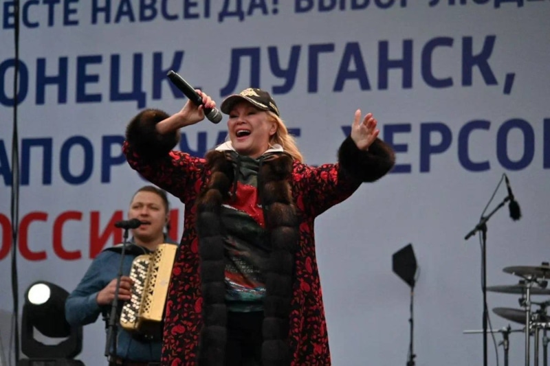 Вика Цыганова на сцене