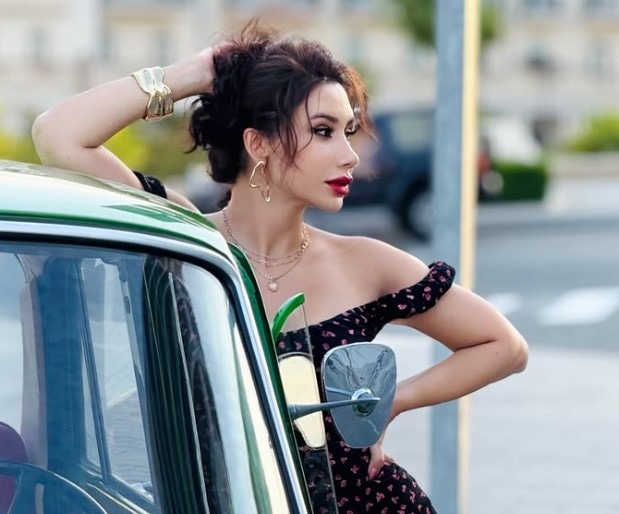 Влада Ахундова — азербайджанская певица, погибшая в автокатастрофе в Баку