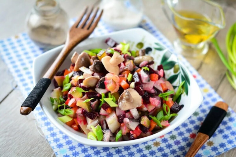 Винегрет с грибами: новый вкус классики