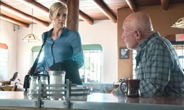 Рэй Сихорн и Джонатан Бэнкс в сериале «Лучше звоните Солу»