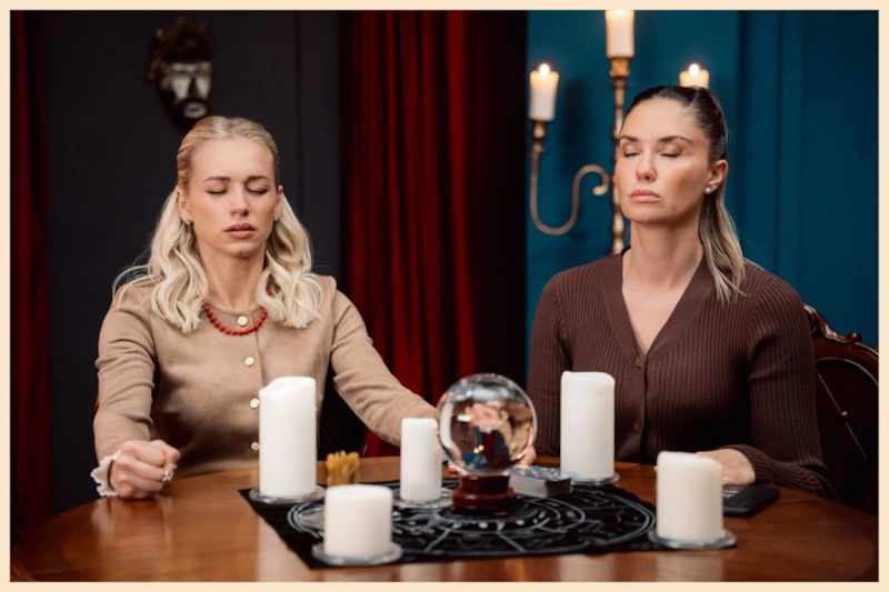 Агата Муциниеце и Валерия Астапова в сериале «Химкинские ведьмы»