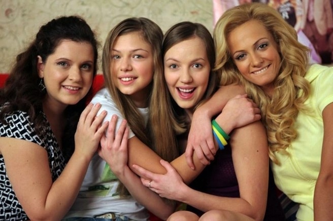 Кадр из сериала Сергея Корягина «Деффчонки»