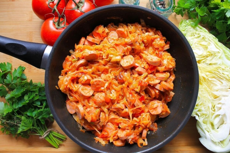 Капуста с сосисками: вкус детства